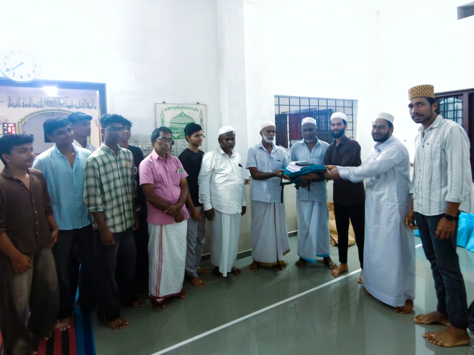 സ്കൂൾ കിറ്റ് വിതരണം; പ്രളയത്തിൽ പഠനോപകരണങ്ങൾ നഷ്ടപ്പെട്ട വിദ്യാർത്ഥികൾക്ക് ആശ്വാസമായി എസ്.എസ്.എഫ്